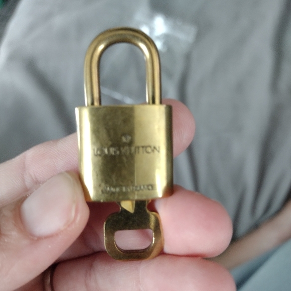 LV lock and key #318 - Picture 3 of 4